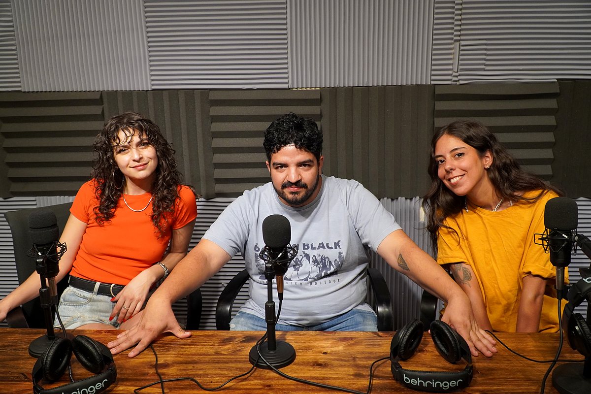 Set del estudio DIGITV equipado para hasta 5 personas